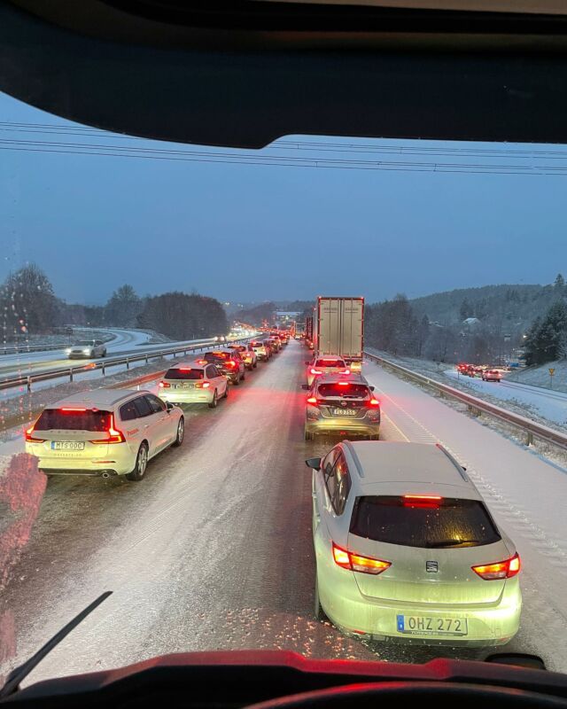 Ibland blir det inte som man planerat😬 Hoppas inget allvarligt har hänt. Dessvärre bli det tufft att hålla tider under dagen när det börjar så här. Kör försiktigt därute☝🏻❄️☃️
